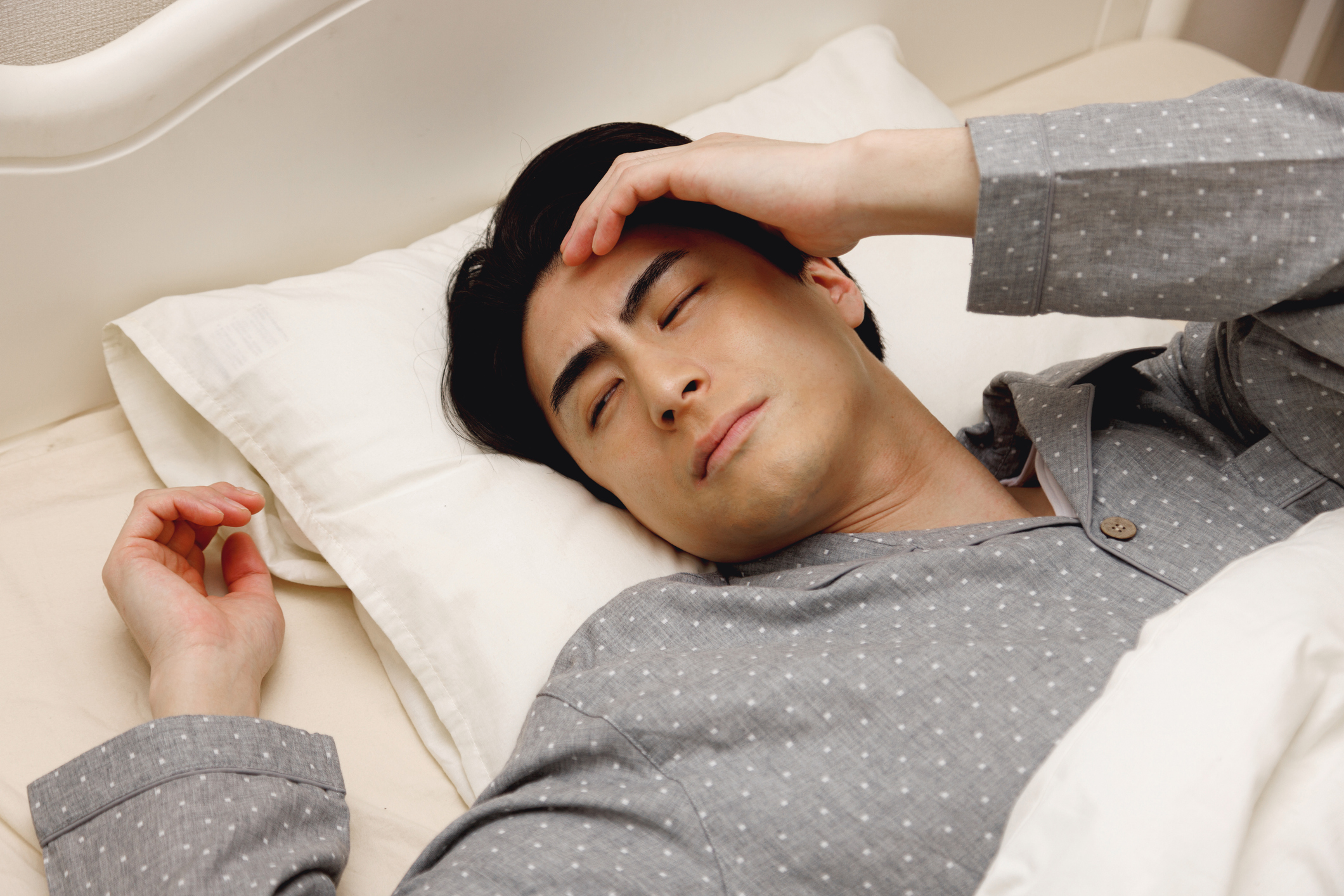 夏に悪化しやすい睡眠時無呼吸症候群（SAS）｜いびき・眠気のリスクと対策について